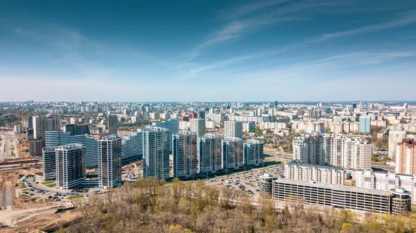 Mikro bölgelerdeki konut evlerinin hava panoramik görüntüsü. Mesaj için yer var. Şehir manzarası kavramı.