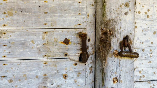 素朴な納屋の白いドアと南京錠 木製の板やロックを閉じます 皮をむき 風化した テキスト用のスペース テクスチャと背景 — ストック写真