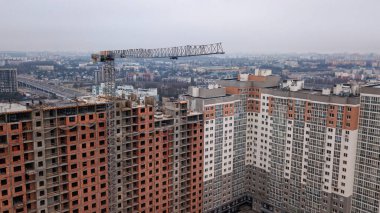 Yerleşim yerleri ve yeni bir bina. Bir konut kompleksinin inşaatı. Metin için boşluk.