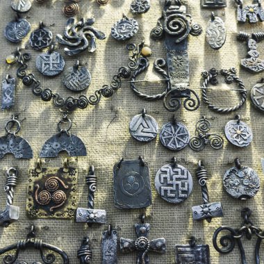 Hindistan 'da bir sokak pazarında satışta olan eski bir mücevher. Metin için boşluk.