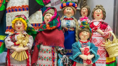 El yapımı tekstil insan bez bebekleri, Slav geleneksel oyuncakları, folklor eşyaları, tuvale işlemeler, etnik festival fuarında indirimde. Slav halk konsepti.