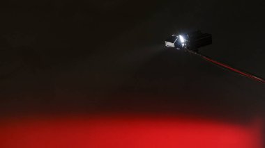 Soyut siyah ve kırmızı arkaplanda profesyonel ışık. Metin için boşluk.