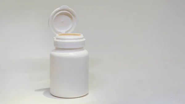 Fehér Gyógyszeres Üveg Fehér Háttérrel Fehér Orvosi Konténerek Szöveg Helye — Stock Fotó