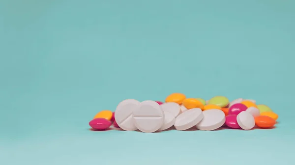 Különböző Multikolor Tabletták Fekszenek Világoskék Háttér Szöveg Helye — Stock Fotó