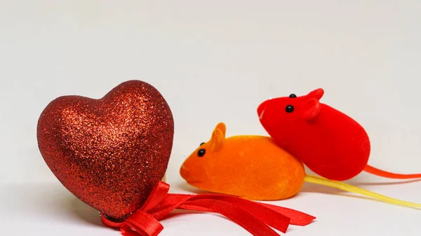 День Святого Валентина Пара Игрушечных Мышей Занимаются Сексом Рядом Декоративным — стоковое фото