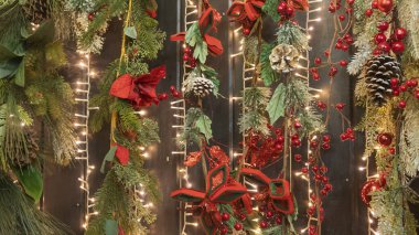 Yeşil köknar dalları ve konileri olan çelenkler. Mutlu Noeller ve mutlu yıllar teması. Yakın plan Noel süslemeleriName