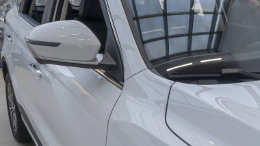 Otomobil üreticileri, düzgün düzenlenmiş yeni arabalar fabrikadan ayrılmaya hazır..