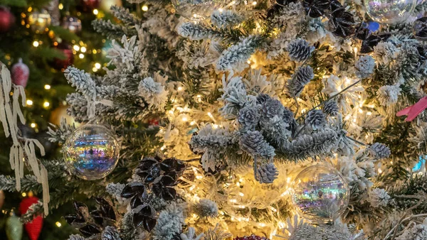 Παιχνίδια Στο Χριστουγεννιάτικο Δέντρο Χριστούγεννα Και Πρωτοχρονιά Διακοσμήσεις Φώτα — Φωτογραφία Αρχείου