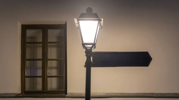 Lampa Uliczna Pustą Ulicą Znak Pustym Tle Ściany Czas Nocny — Zdjęcie stockowe