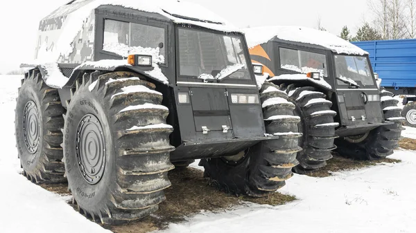 Twee Terreinwagens Een Winterachtergrond Krachtige Road Transporter Motor Kruis — Stockfoto