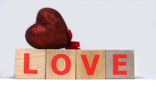 Деревянные Кубики Словом Любовь Красным Сердцем Белом Фоне Концепция Валентина — стоковое фото
