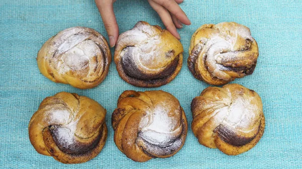 Vista Dall Alto Delle Donne Mano Tenendo Dolce Panino Sullo — Foto Stock