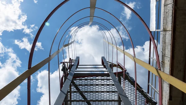 Bauleiter Aus Metall Für Bauarbeiter Oder Fabrikarbeiter Vor Blauem Himmel — Stockfoto