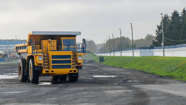 Ciężkie Wywrotki Górnicze Fabryce Gigantyczna Ciężarówka Górnicza Wyjściu Przenośnika Jest — Zdjęcie stockowe