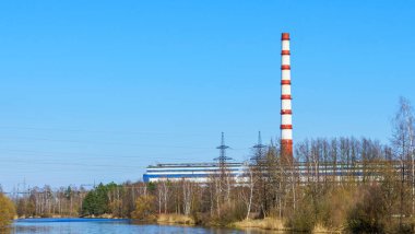 Termal elektrik üreteç endüstrisindeki baca klasik mavi gökyüzü arka planında. Yeşil güç ve ekolojik sorun.