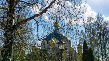 Baharda mavi gökyüzüne karşı beyaz ortodoks kilisesi. Din teması.