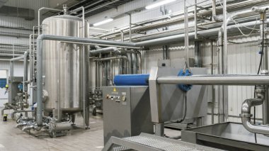 Bira fabrikasında çelik fermantasyon fıçıları. Beyaz arka plan. Endüstri kavramları.
