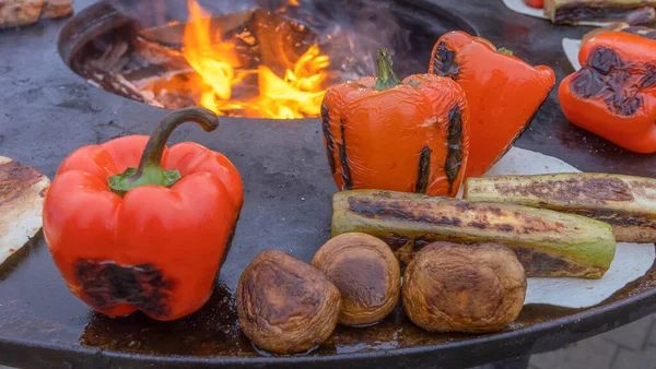 Vaření Grilované Zeleniny Kamnech Ulici Během Veletrhu Prodej Vegetariánského Grilovaného — Stock fotografie