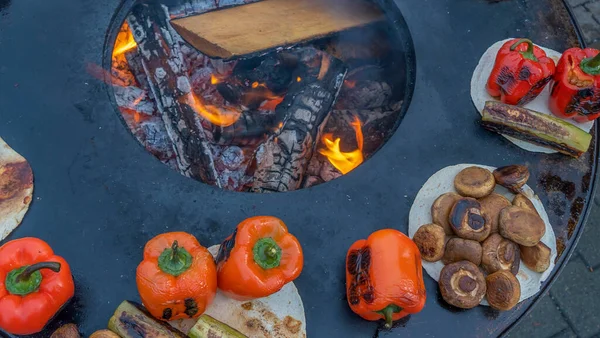フェア期間中 屋台で焼き野菜を調理します 祭りでベジタリアングリル料理の販売 祭りの屋台料理の背景 — ストック写真
