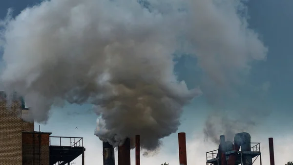 Ipari Ipari Ökológiai Problémák Tőzeggyár Sötét Füstje Szennyezi Környezetet Ipari — Stock Fotó