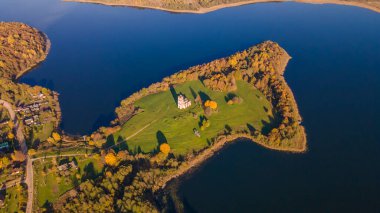 Çatıda çim ve adada çan kulesi olan eski harabe bir kilise. Eski kilise kalıntılarının havadan görünüşü. Tarihi kavramlar.