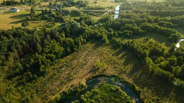 Taşra manzarası, nehir, çimen, ağaçlar. Doğa koruma. Metin için boşluk,