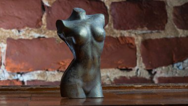 Satranç tahtasındaki çıplak kadın vücudu şeklinde çikolata figürler. Transseksüel tolerans. LGBT sorunları. Cinsiyet eşitliği.