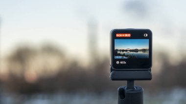 Küçük bir kamera endüstriyel bir fabrikayı çekiyor. CHP borularıyla odaklanmış arka plan. Ekolojik kavram. Çevrenin endüstriyel kirliliği üzerinde kontrol.