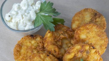 Krema soslu ve maydanozlu patatesli krep yakın plan görüntüsü. Slav mutfağı kavramları.