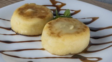 Karamel soslu, pudra şekerli ve naneli peynirli krepler. Kahvaltı ya da öğle yemeği için süzme peynirli krep. Kavramları ye.