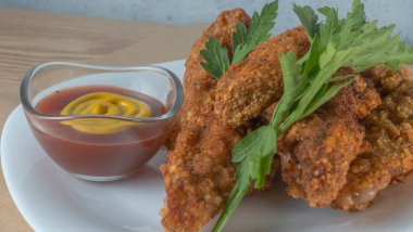 Beyaz tabakta soslu haşlanmış tavuk şeritleri. Kızarmış tavuk kızartması. Fast food beyaz tabak arka planda. Fast food kavramları.