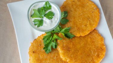 Krema soslu ve maydanozlu patatesli krep yakın plan görüntüsü. Slav mutfağı kavramları.