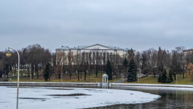 İnce buz tabakalarıyla nehrin karanlık suları. Minsk 'in merkezindeki nehirdeki ilk buz. Şehir kavramları. Metin için boşluk.