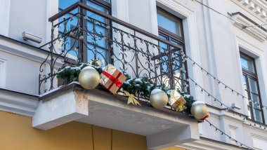 Eski binanın balkonu Noel ve yeni yıl dekoruyla dekore edilmiştir. Xmas kavramları.