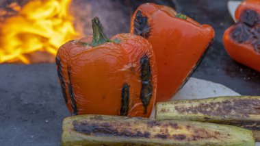 Fuar sırasında sobada ızgara sebze pişirmek. Festivalde vejetaryen ızgara yiyecek satışı. Festive street food geçmişi.