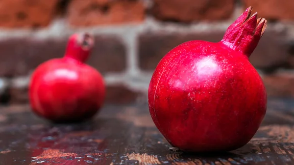 Sur Table Trouvaient Deux Grenades Rouges Deux Grenat Mûr Sur — Photo