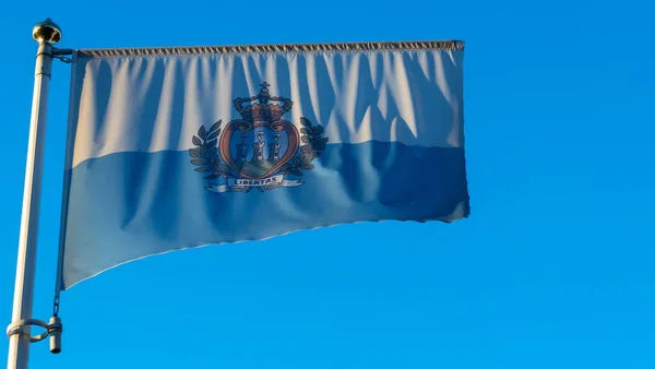 Bandera Nacional San Marino Asta Bandera Frente Cielo Azul Con —  Fotos de Stock