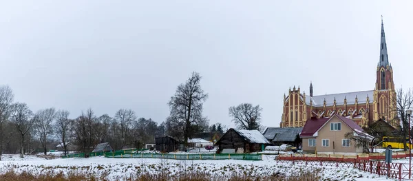 古い家と教会 大きな教会を見ることができる後ろの小さな家 テキスト用のスペース 伝統的な概念 — ストック写真