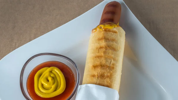 Hot Dog Francese Appetitoso Piatto Bianco Salsiccia Panino Con Ketchup — Foto Stock