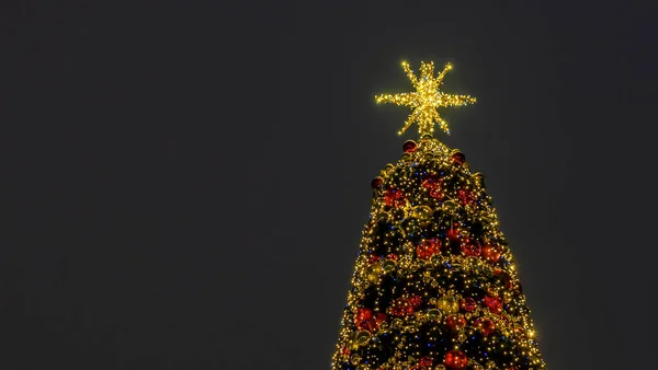 クリスマスツリーのライトは コピースペースと暗い背景にボケをぼかした 要約お祝いの背景 テキストのスペース — ストック写真
