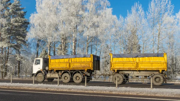 Lastbilen Kör Vintervägen Skåpbil Vintervägen Lastbil Och Kallt Landskap Väg — Stockfoto