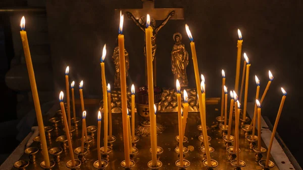 교회의 캔디스 촛불들은 전통적 교회나 사원에서 타오르고 선택적 집중입니다 — 스톡 사진
