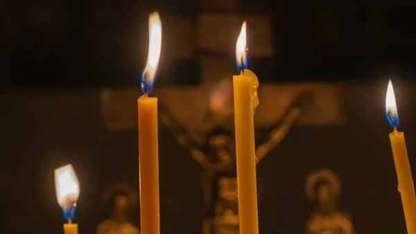 Rozsvícení Svíčky Vosk Svíček Mnoho Hořících Voskových Svíček Ortodoxním Kostele — Stock fotografie