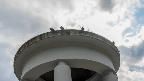 Piccioni Siedono Sul Tetto Del Gazebo Sullo Sfondo Cielo Nuvoloso — Foto Stock