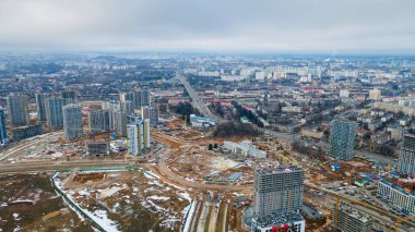 Büyük inşaat alanının havadan görüntüsü. Konut bölgesinde yeni apartmanlar inşa ediliyor.