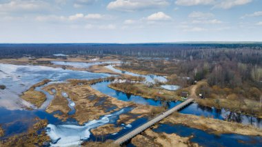 Nehir üzerindeki su basmış çayırlar ve güzel tarlalarla hava manzarası. Seyahat kavramı.