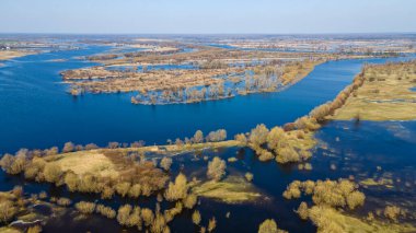 Nehir taşkınının havadan görüntüsü. Sel basmış güzel çayır. Nehir baharda suyla doluyken Pripyat nehrinin üzerinde uçmak.