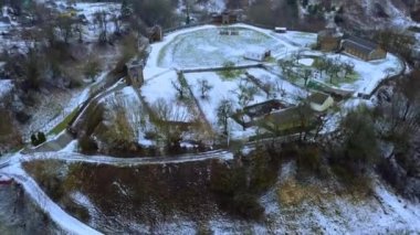 Kışın Belarus şehri Mstislavl 'deki ortaçağ kalesinin havadan görünüşü. Eski bir yerleşim yerinin yeniden inşası.