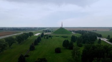 Belarus 'ta 2. Dünya Savaşı' nda savaşmış Sovyet askerlerini onurlandıran bir anıt. Anıt kompleksinin hava manzarası Minsk yakınlarındaki Zafer Tepesi.