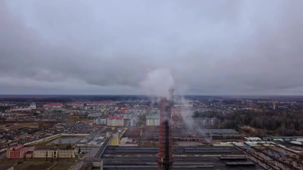 Trubka Bílými Obláčky Kouře Potrubí Městské Plynové Kotelny Bílým Kouřem — Stock video